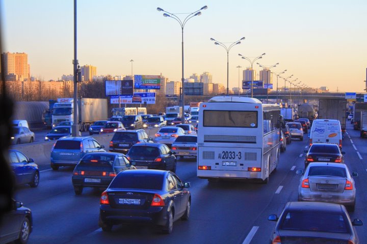 В этих городах водители дольше всего стоят в пробках