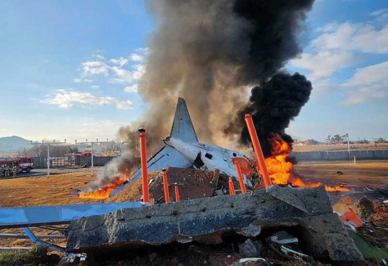 Самолет со 175 пассажирами на борту разбился в Южной Корее — видео